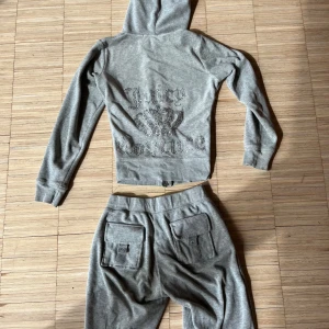 Vintage Juicy couture  - Super snyggt vintage juicy couture set. Köpt second hand och limmat på vissa diamanter, därav kan vissa sitta löst. Man får med matchande diamanter, till att ersätta med om vissa saknas. Storlek S, men sytt om så toppen ska sitta tajt (xxs-xs). Har ej klippt bort det jag sytt, så man kan lätt sprätta upp till storlek S igen. 