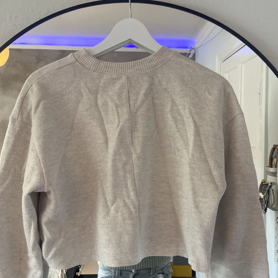 Beige croppad tröja från Zara - 1