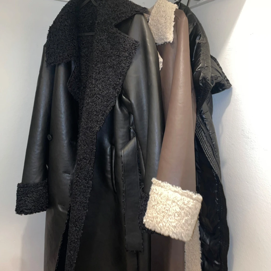 Svart lång pälsjacka i skinnlook - 1