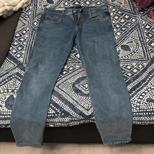 Replay Anbass Hyperflex jeans blå - Ljusblå replay i slim fit som går att styla lätt.
