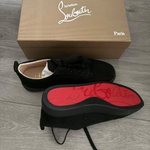 Svarta Loubs - Helt nya svarta Loubs. Allt på bilderna skickas med inklusiven kvitto! Fraktar samma dag! Pris går att diskuteras och tveka inte skriva vid några frågor!