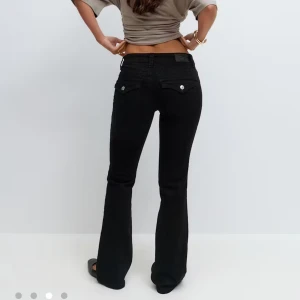 Svarta yk2 bootcut jeans low waist - hej! jag säljer nu mina svarta yk2 bootcut jeans för att dem är för korta i längden för mig. Även lite tajt i midjan, super snygga byxor när dem passar perfekt. Jag upplever att dem är lite mindre i storlek.💗 Svarta jeans från Perfect Jeans i bootcut-modell med låg midja. Snygga silverknappar på bakfickorna och klassisk femficksdesign. Jeansen är i stretchigt denimtyg och har en tight passform upptill som släpper ut vid bensluten. Jeansen är även lite urtvättade💕 nypris 500kr. 