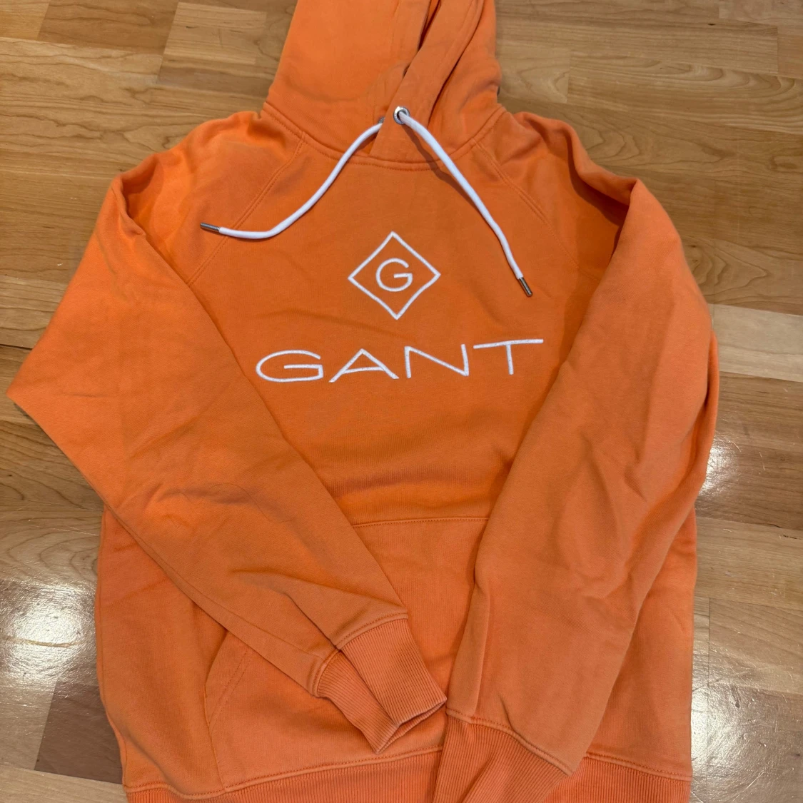 Orange hoodie från GANT med logga