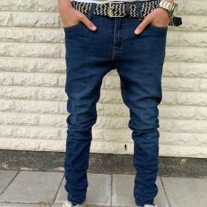 Mörkblå Lee Jeans Storlek 28/32 - Säljer ett par mörkblå jeans från Lee med klassisk femficksdesign och snygga kontrastsömmar. Jeansen är av modellen Lee Skinny Fit Malone. Jeansen har normal midja och är tillverkade i stretchig denim för en tight passform. Perfekta för dig som gillar en stilren och modern look. Jeansen är nästan helt splitternya, nypris ca 1200kr. Vårat pris 499. Priset är inte hugget i sten!