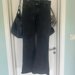 Svarta bootcut jeans från Levi's - Säljer ett par svarta jeans från Levi's med bootcut-modell och klassisk femficksdesign. Jeansen är tillverkade i ett mjukt denimtyg vilket gör de super sköna!!💕💕
