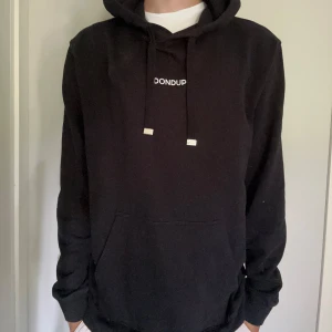 Svart Dondup Hoodie - Säljer denna Dondup hoodie i storlek M | Mycket bra skick | Hör av dig vid intresse eller andra funderingar 