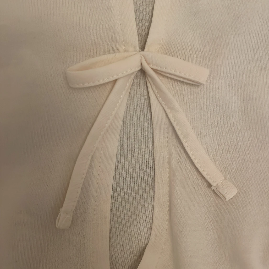 Krämvit blus med knyt från Gina Tricot - 1