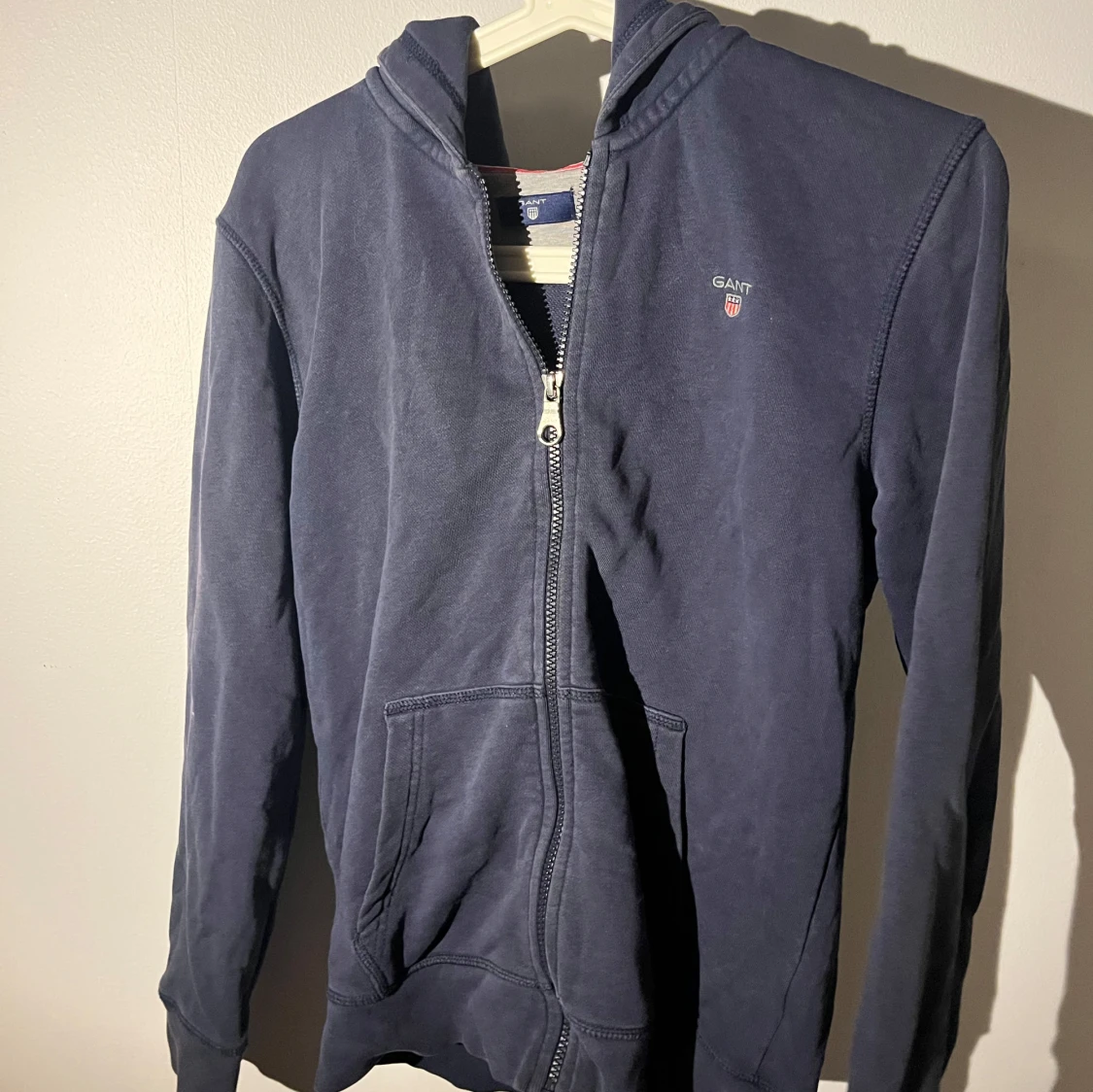 Mörkblå hoodie från GANT med dragkedja - 1