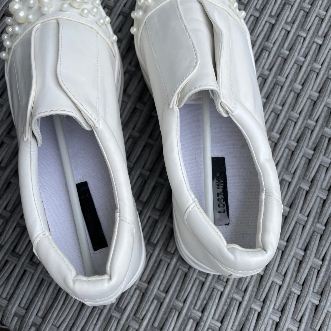 Vita sneakers med pärldetaljer Lost Ink - 2