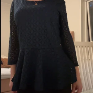 Mörkblå topp från Vero Moda - Supersnygg mörkblå blus från Vero Moda med trekvartsärmar 