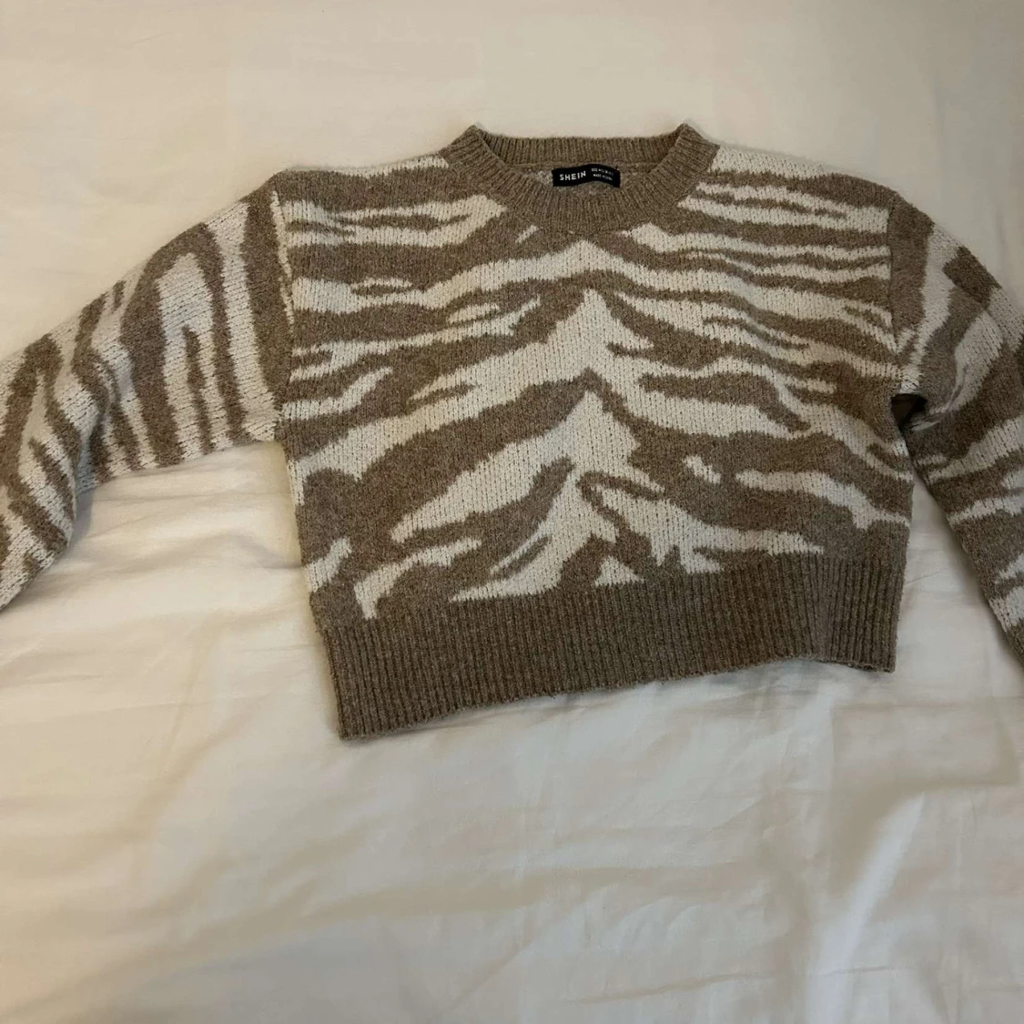 Beige och vit croppad zebramönstrad tröja