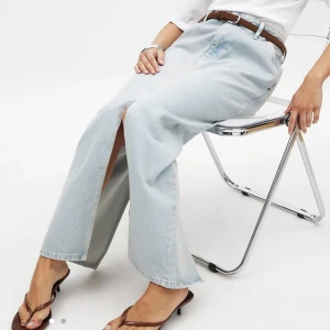 Ljusblå lång jeanskjol från NA-KD - Säljer en ljusblå lång jeanskjol från NA-KD med rak passform och hög midja. HELT NY! Ej använd!