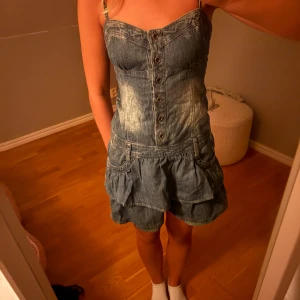 Jeansklänning med volanger och knappar - Säljer denna superfina jeansklänning. 