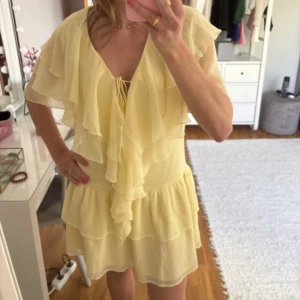 Volangklänning - Superfin ljusgul volangklänning från nakd. Köpt på vinted och endast använd av mig 1 gång💛💛