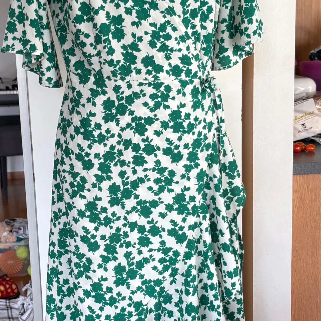 Grönvit blommig omlottklänning S - 1