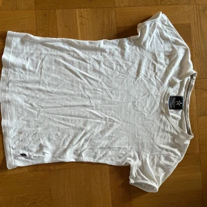 Vit t-shirt från Texstar i bomull - Vit t-shirt från Texstar med klassisk rund hals och korta ärmar. Tillverkad i mjuk bomull som känns skön mot huden. Enkel och stilren design utan mönster eller detaljer.🙈🙈