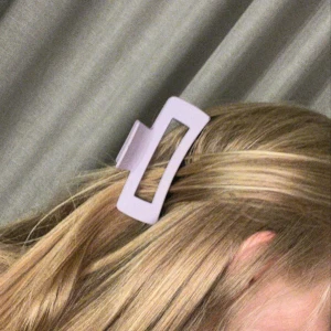 Ljuslila hårklämma i rektangulär form - Snygg ljuslila hårklämma med rektangulär design och breda öppningar. Perfekt för att snabbt sätta upp håret och ge en trendig vibe till din look. Klämman är lätt och enkel att använda, passar både till långt och kort hår.