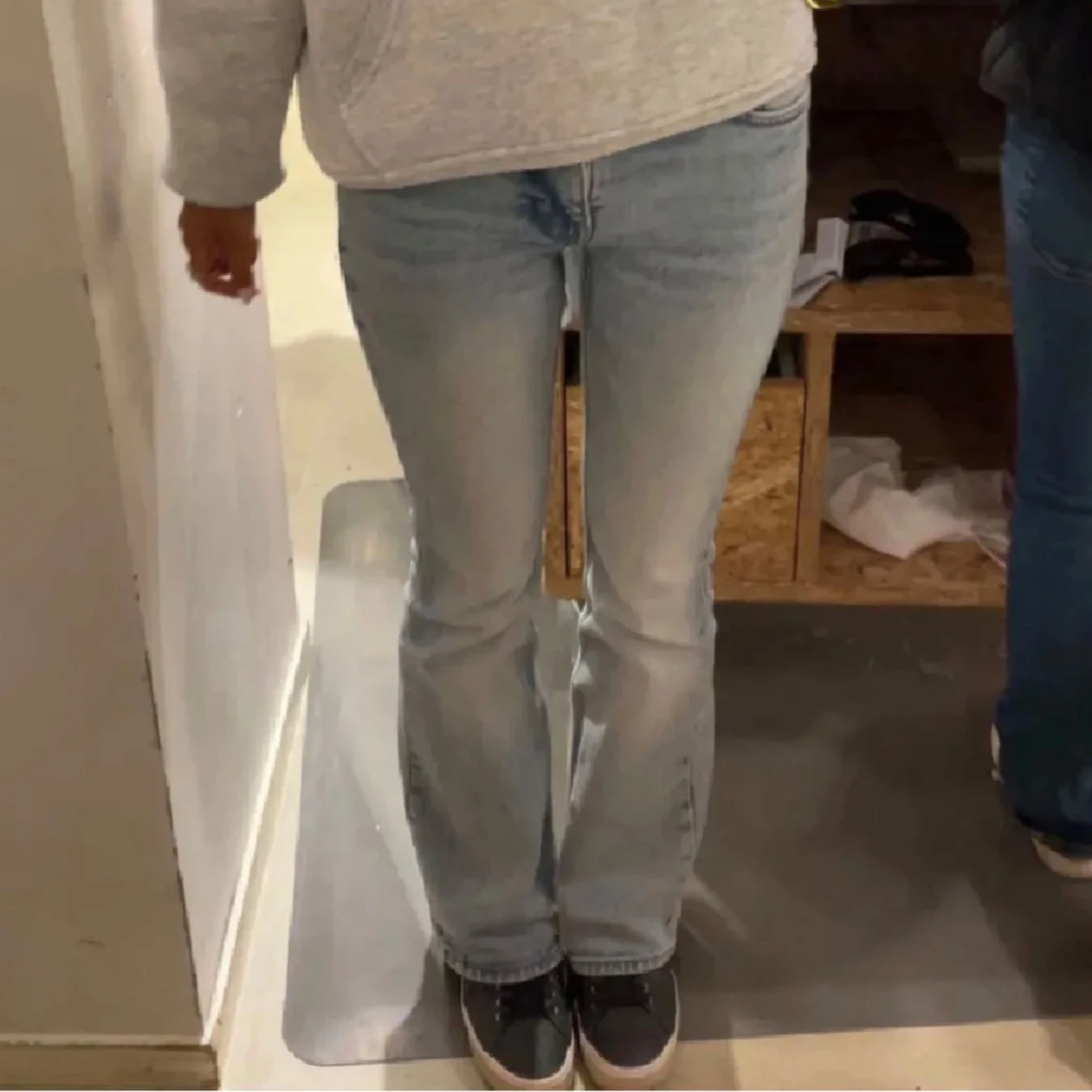 ljusblå bootcut jeans