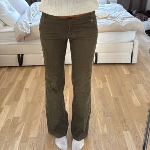 Lågmidjade Manchester byxor - Sjukt snygga Lågmidjade byxor från Reserved! Helt nya med lapp kvar. Jag är 177 cm. Midjemått: 41cm innerben: 83cm