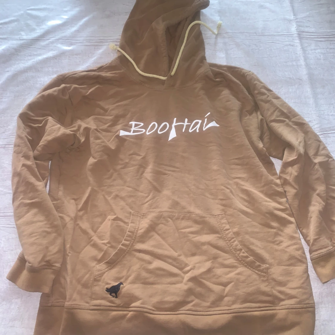 Beige hoodie från BootHai med huva