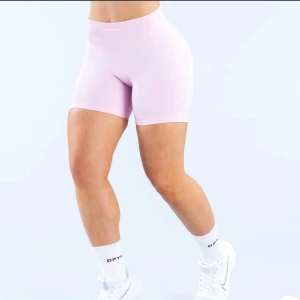 Dfyne impact shorts 4,5 - Supersnygga ljusrosa träningstights-shorts från dfyne. I jättefint skick precis som på bilden. De har en medelhög midja och en söm i där bak! I storlek S och ganska liten i storleken men ändå väldigt stretchig