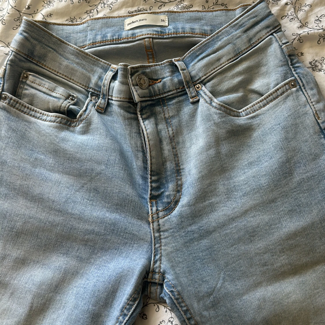 Ljusblåa bootcut jeans