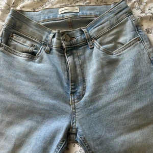 Ljusblåa bootcut jeans - Snygga jeans från gina som jag växt ur, knappast använda! 