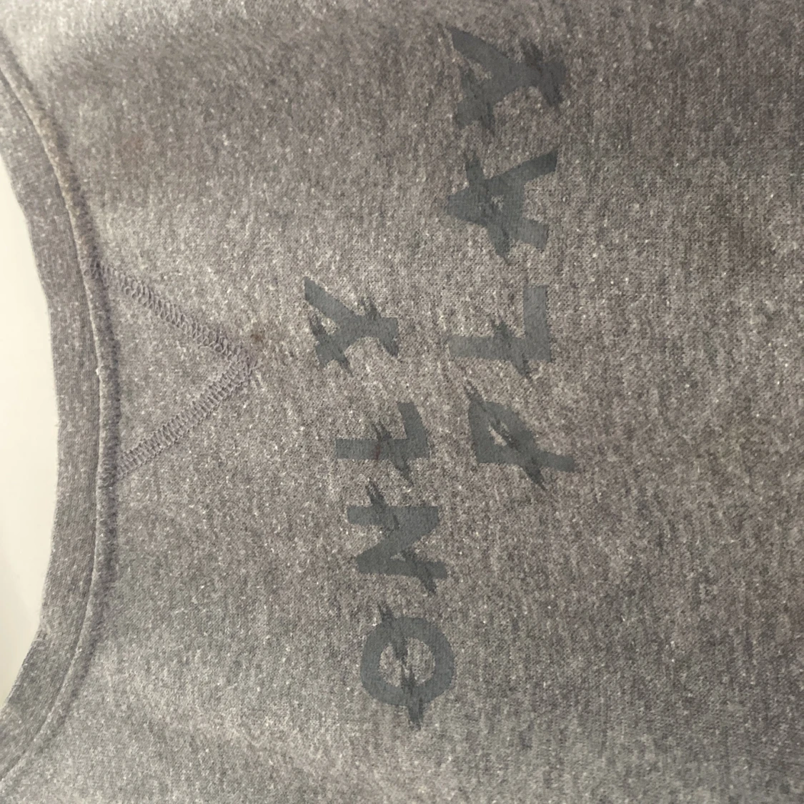 Grå croppad t-shirt från Only Play - 1