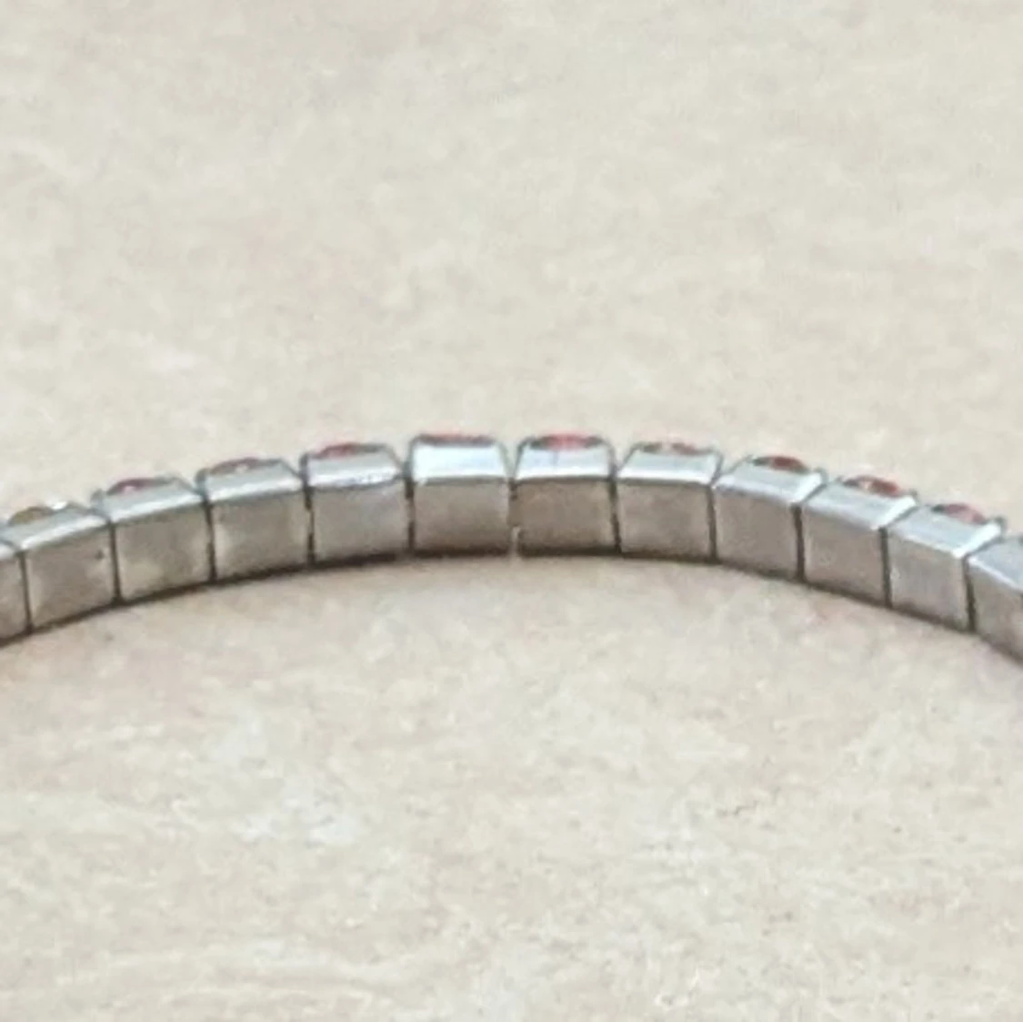 Glittrigt rosa armband med stenar - 2