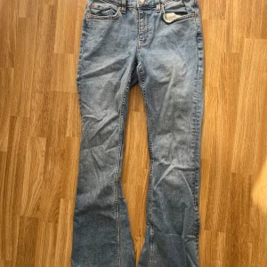 Ljusblå bootcut jeans från Perfect Jeans - Snygga ljusblå jeans från Perfect Jeans i klassisk bootcut-modell. 