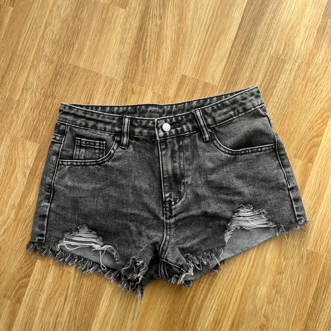 Svarta jeansshorts med slitningar från Shein
