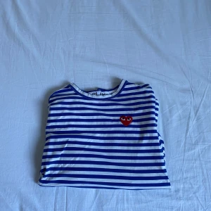 Comme des Garcons tröja - Säljer en härlig Comme des Garcons tröja i storlek M. Knappt använd, säljer då den inte passar. Ny pris är 1 300kr, skriv för fler frågor