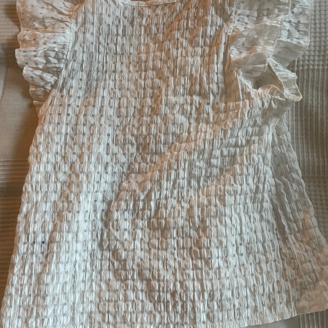 Vit blus med volangärmar - 4