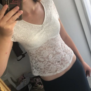 Spets blus - Det är en vit spets blus 