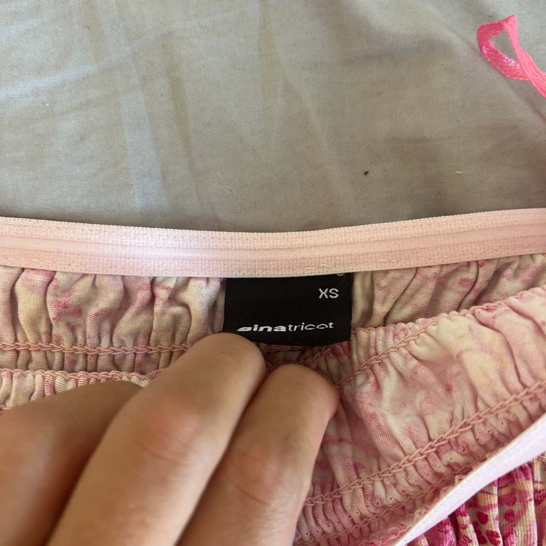 Rosa mönstrad kortklänning från Gina Tricot - 2