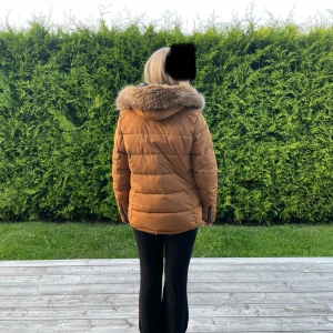 Vinterjacka race marine - Superfin vinterjacka i en kopparorange färg. Använd några gånger så den är i mycket bra skick. Lite smutsig runt ärmarna men inget som märks🧡🧡🧡
