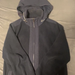 Cardigan från Tommy hilfiger  - Mörkblå stickad jacka från Tommy Hilfiger med huva och dragkedja framtill är storlek M men passar S lika bra. Riktigt snygg och sällsynt hör av er om ni har några frågor och funderingar kan ta emot bud