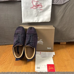 Blå sneakers från Christian Louboutin - Snygga blå loubs med röd sula och blå snören skorna är använd ganska mycket mer de som har gått upp vit tål är inte ett hål! Det är mockan som har gått upp som säker gå att fixa