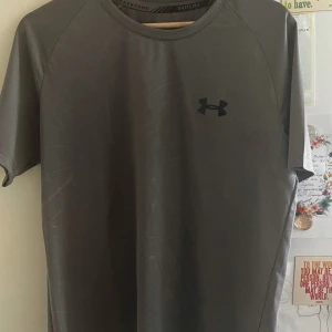 Under armour t shirt set - Shorts och T shirt med reflektiv regnbågigt märke. Helt i ny skick! Storlek M men passar S också. Då den sitter lite tight modellen är så.