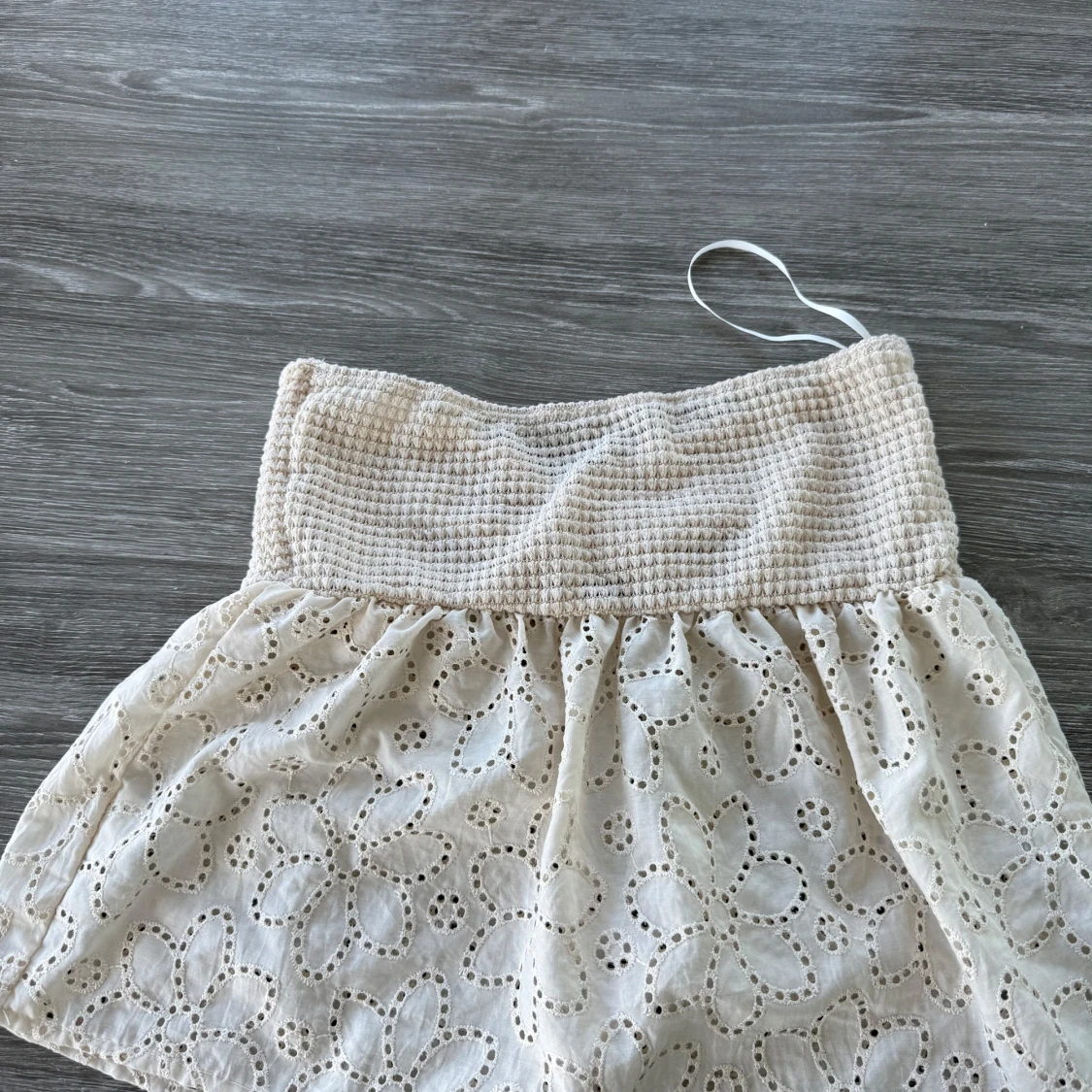 Beige blus  med broderade blommor - 1