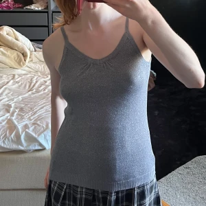 Grå glittrigt linne! - Grått linne som glittrar, så det är perfekt att ha till en fest <3 Lappen är bortklippt så jag vet inte vilket märke eller storlek, men jag skulle uppskatta XS/S