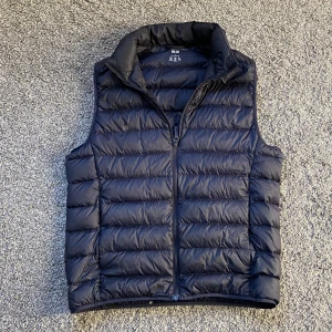 Dunväst fårn Uniqlo - Säljer en blå dunväst för uniqlo som nästan är oanvänd. Västen är i S. Skriv gärna vid funderingar 👍Pris kan diskuteras vid snabb affär ✅