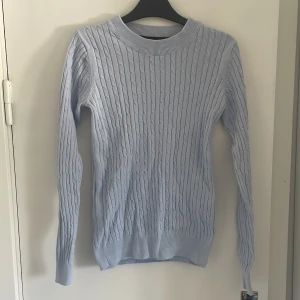 Ljusblå stickad tröja Gina Tricot - Säljer en ljusblå stickad tröja från Gina Tricot i storlek S. Men skulle säga att det är mer som en xs. Tröjan har ett klassiskt kabelstickat mönster, rund hals och långa ärmar. Jag köpte den för 179 kr för något år sedan tror jag, använde en gång. Pris kan diskuteras ☺️