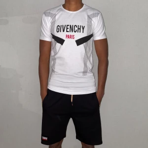 Givenchy Paris t shirt storlek XS - Storlek XS. Helt ny. Fin replika med grym kvalitét. Säljer den för 500:- skickas direkt inom 24h