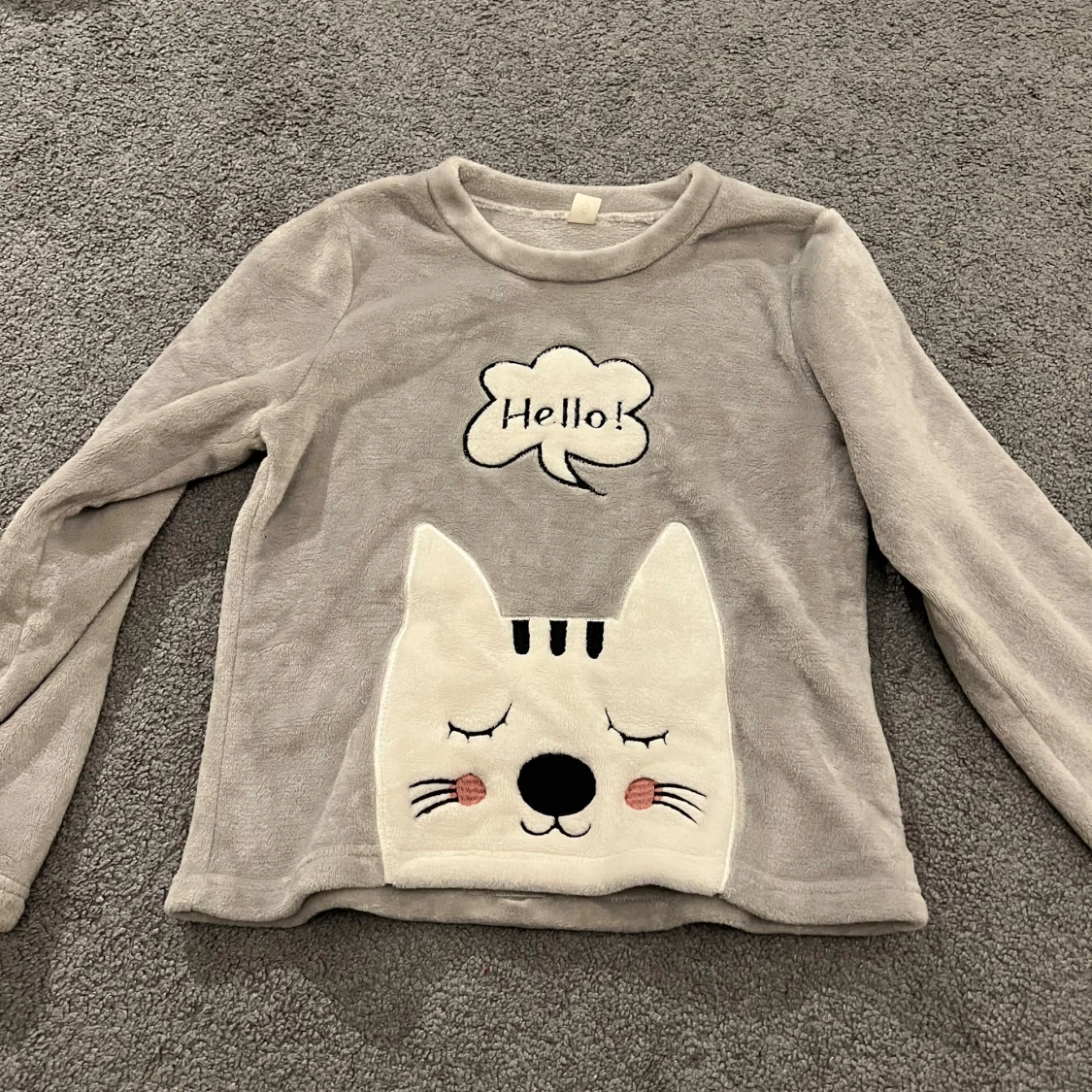 Två mysiga fleece-tröjor med print - 1