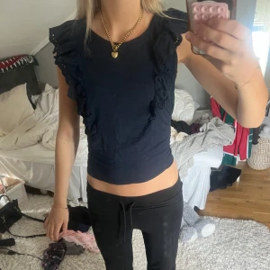 Volang topp - Säljer denna skit snygga volang T-shirten 