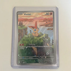 Victini - Cool Victini Pokémonkort med färgstark illustration och unikt V-Force attack. Perfekt för samlare och fans av Pokémon! Kortet är skyddat i plastfodral och i fint skick.