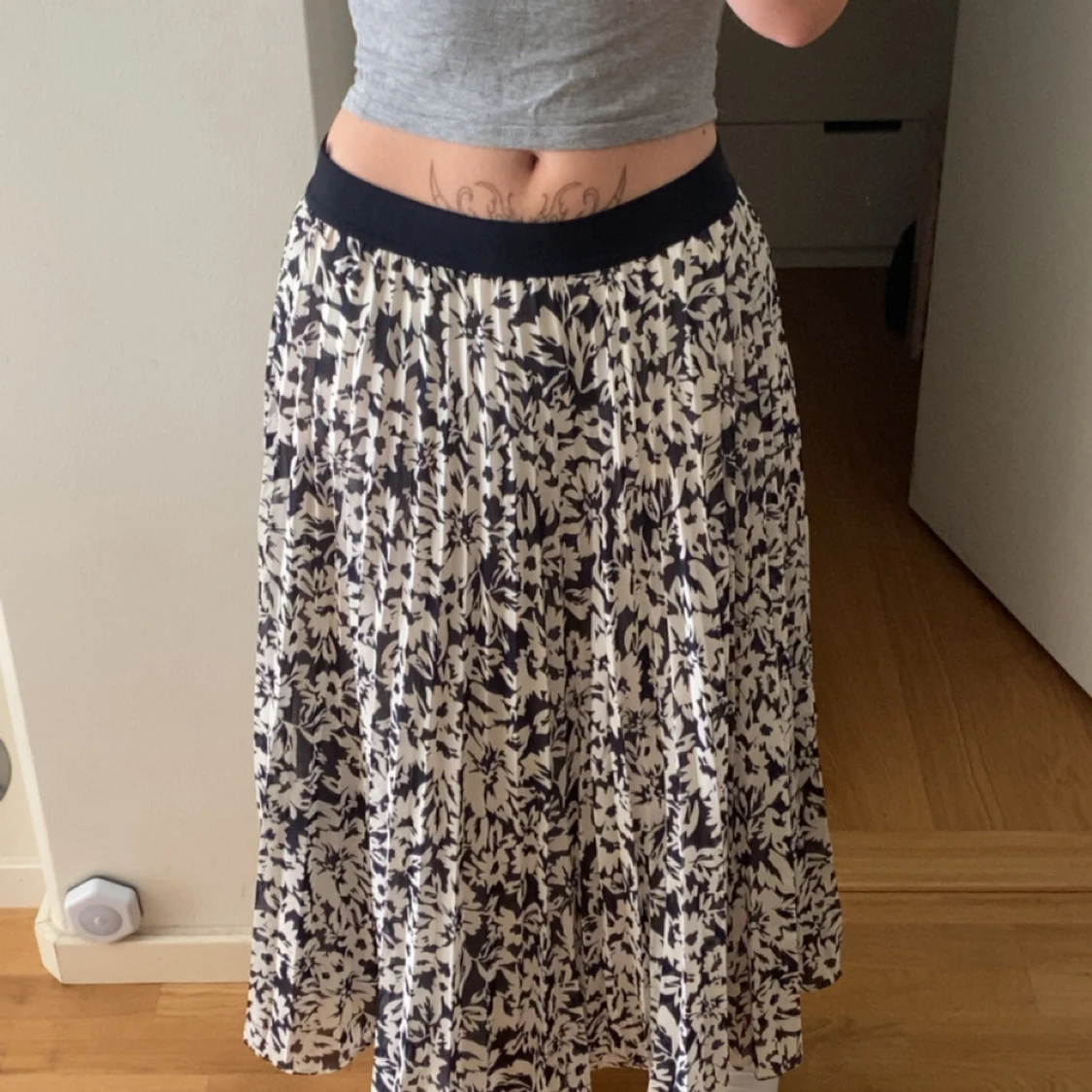 Blommig långkjol från H&M, storlek S