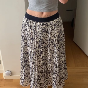 Blommig långkjol från H&M, storlek S - jättefin och luftig kjol som bara använts 1 gång.