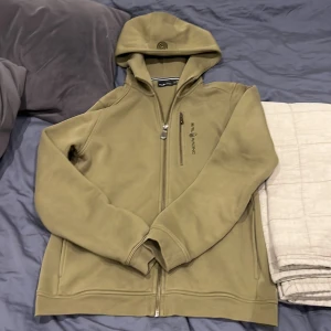 Olivgrön hoodie från Sail racing - Olivgrön hoodie från Sail racing. Sparsamt använd och i nästan nytt skick. Tyvärr för lite. För mig så behöver därför säljas. Tröjan är i barnstorlek 170 men passar som xs/s